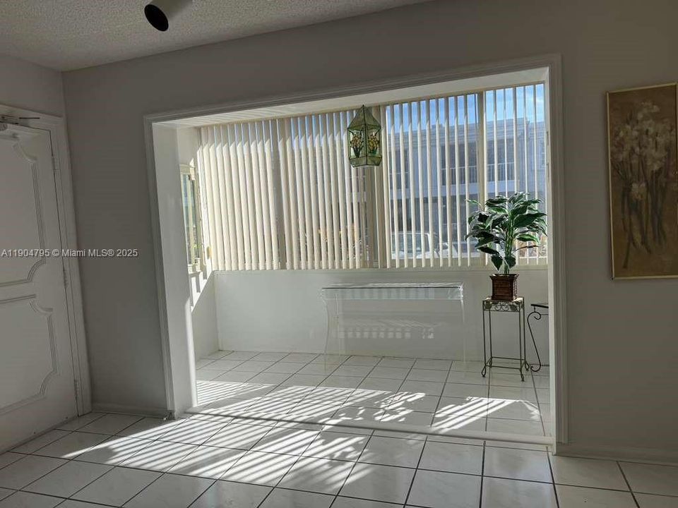 For Rent: $1,950 (2 beds, 2 baths, 1200 Square Feet)