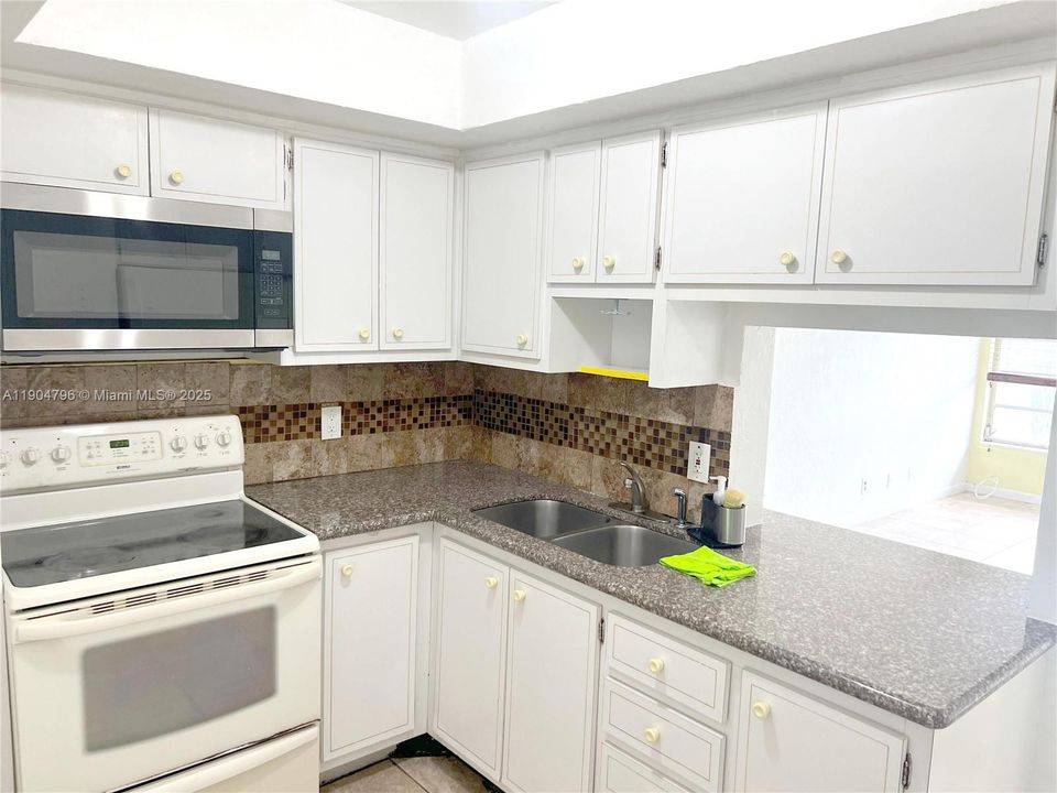 Recently Rented: $1,500 (1 beds, 1 baths, 676 Square Feet)