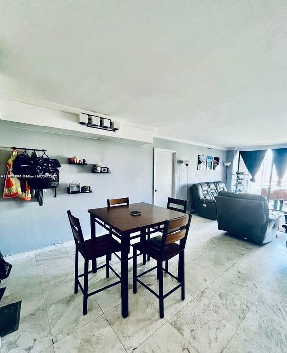 合同活跃: $2,799 (2 贝兹, 2 浴室, 1112 平方英尺)