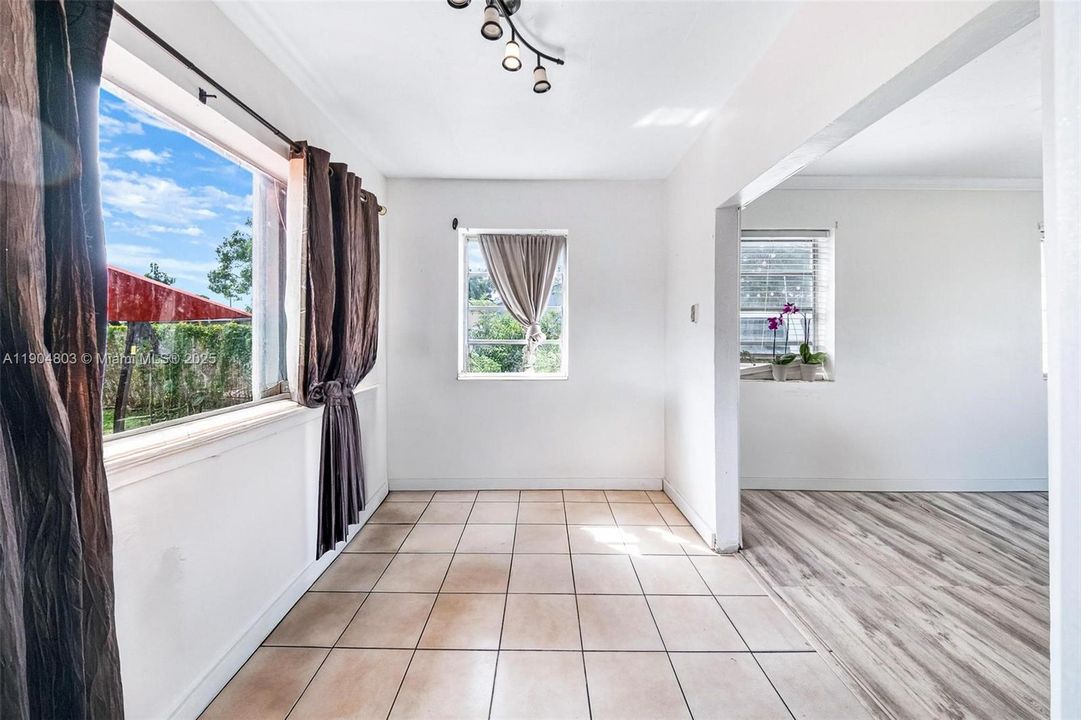 最近售出: $425,000 (3 贝兹, 1 浴室, 1008 平方英尺)