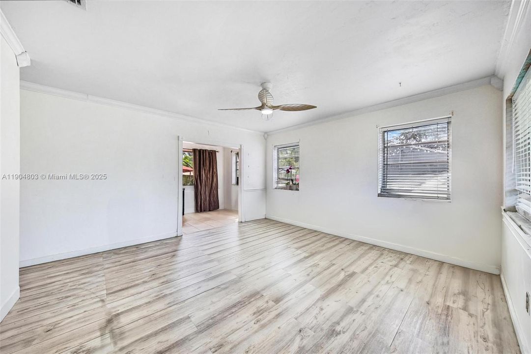 最近售出: $425,000 (3 贝兹, 1 浴室, 1008 平方英尺)