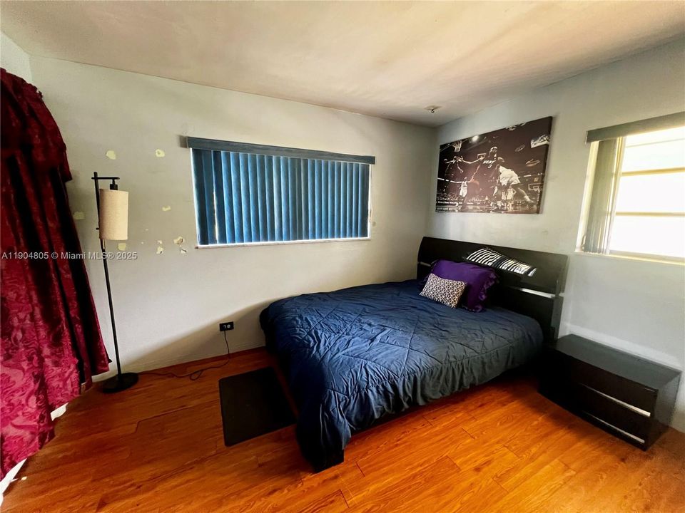 待售: $150,000 (1 贝兹, 1 浴室, 825 平方英尺)