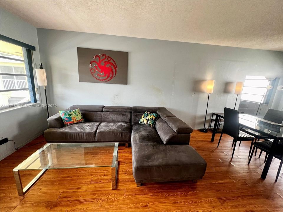 待售: $150,000 (1 贝兹, 1 浴室, 825 平方英尺)