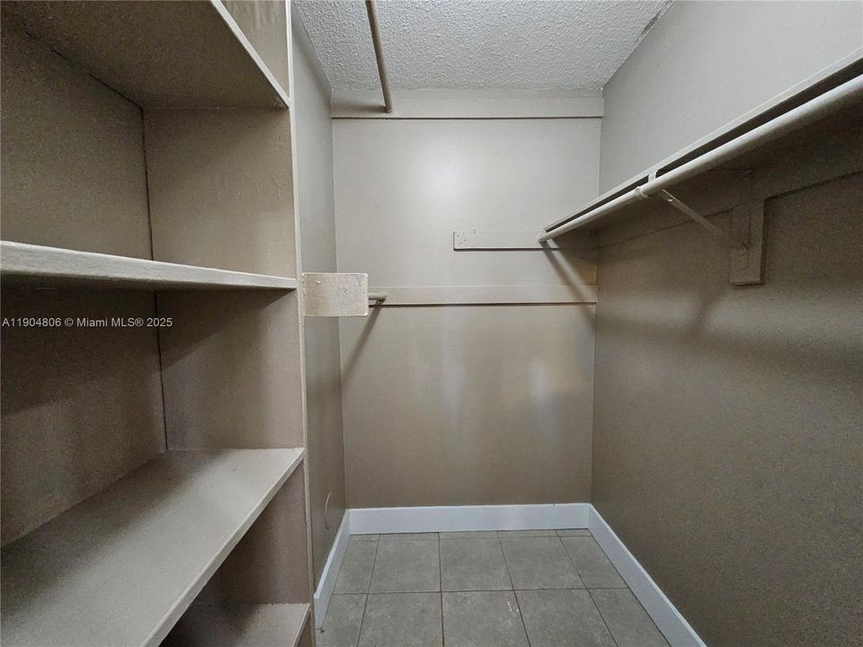 待售: $248,999 (1 贝兹, 1 浴室, 720 平方英尺)