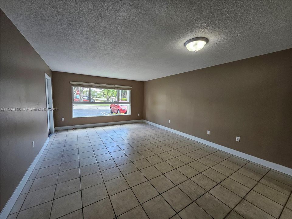 待售: $248,999 (1 贝兹, 1 浴室, 720 平方英尺)