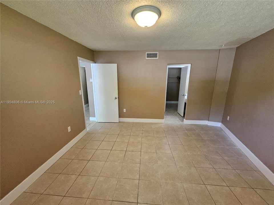 待售: $248,999 (1 贝兹, 1 浴室, 720 平方英尺)