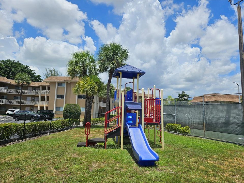 待售: $248,999 (1 贝兹, 1 浴室, 720 平方英尺)