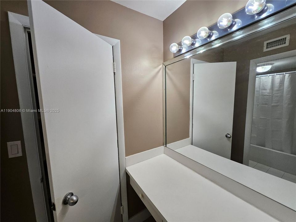 待售: $248,999 (1 贝兹, 1 浴室, 720 平方英尺)