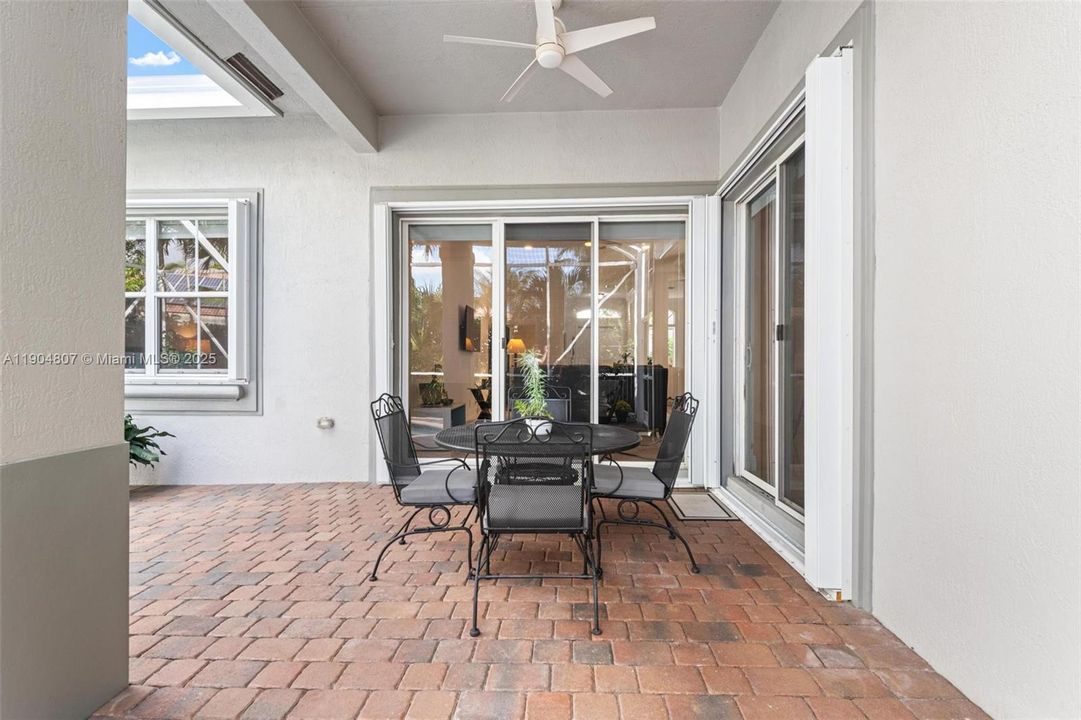 Под контрактом: $1,100,000 (4 спален, 2 ванн, 2674 Квадратных фут)