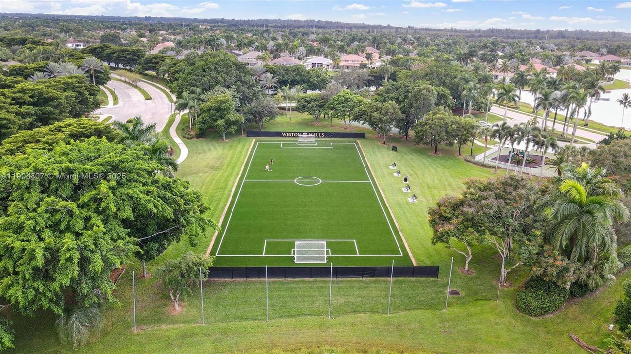 Под контрактом: $1,100,000 (4 спален, 2 ванн, 2674 Квадратных фут)