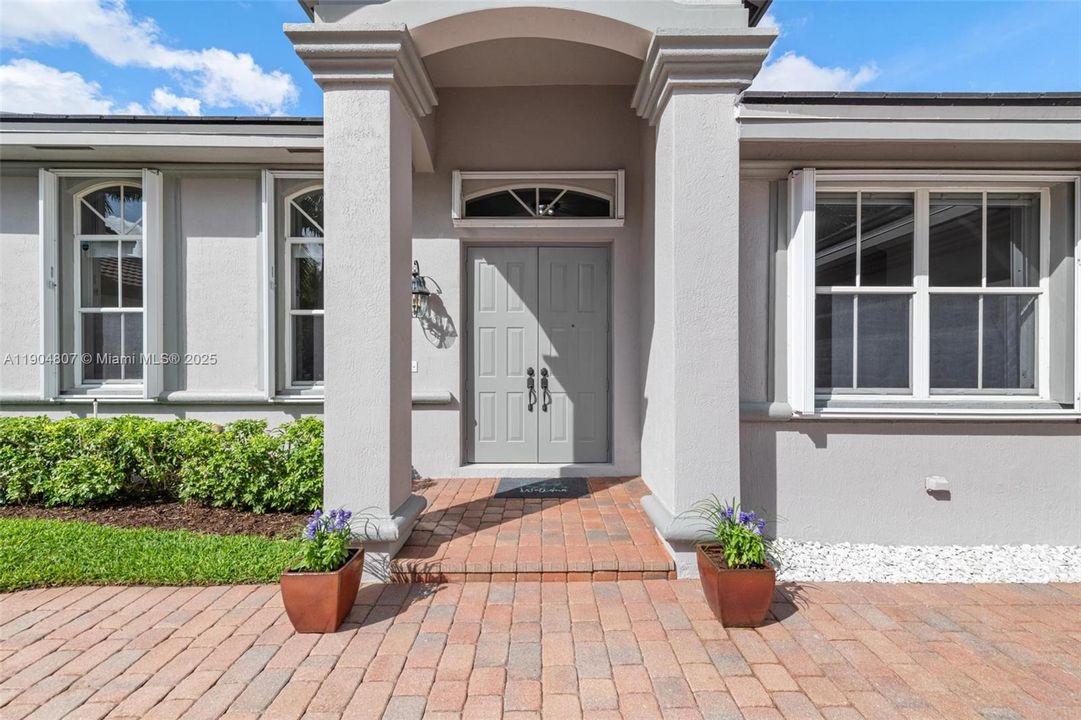 Под контрактом: $1,100,000 (4 спален, 2 ванн, 2674 Квадратных фут)