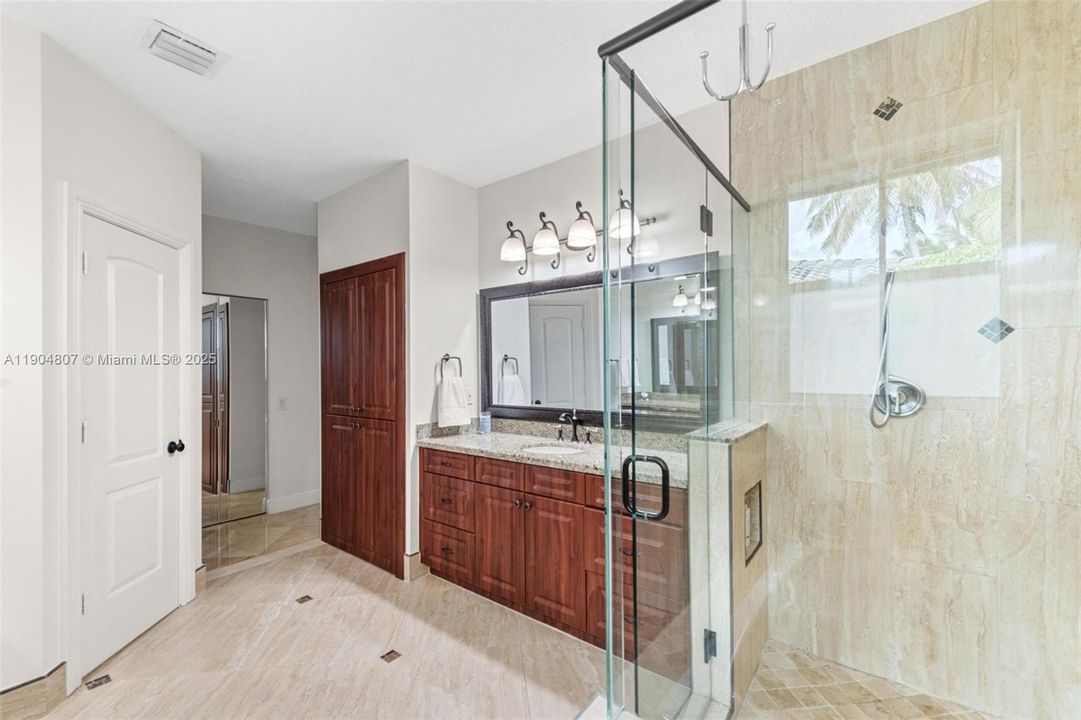 Под контрактом: $1,100,000 (4 спален, 2 ванн, 2674 Квадратных фут)