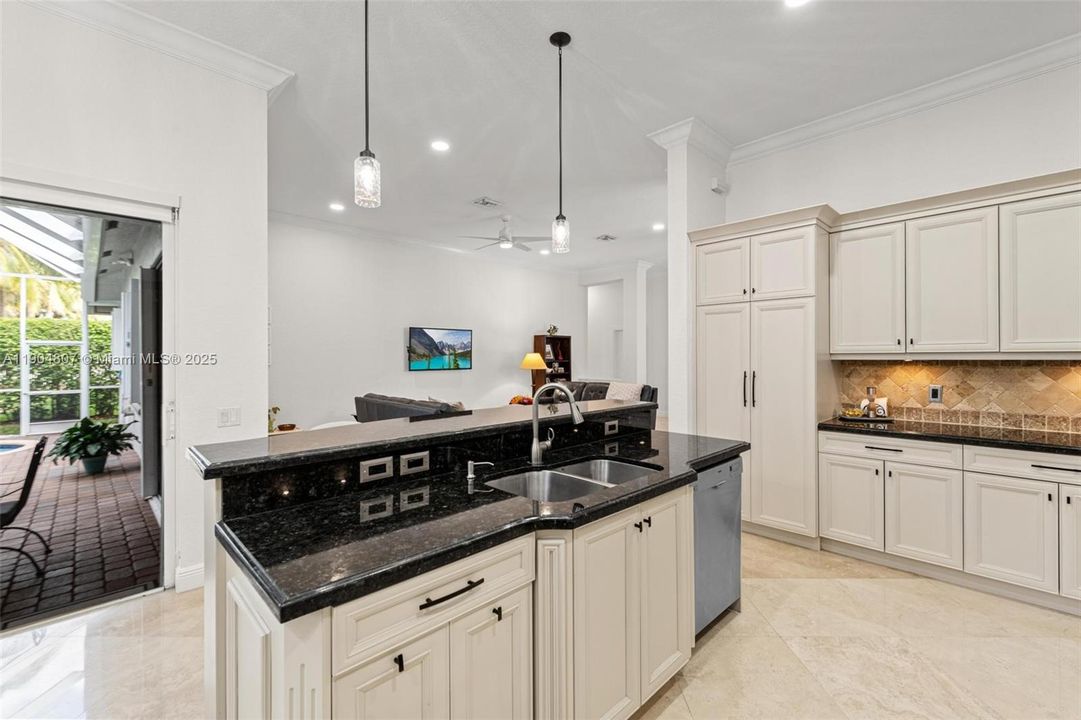 Под контрактом: $1,100,000 (4 спален, 2 ванн, 2674 Квадратных фут)