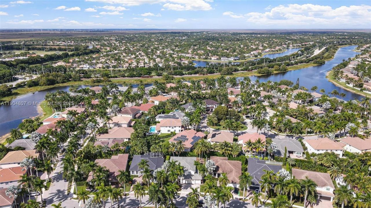 Под контрактом: $1,100,000 (4 спален, 2 ванн, 2674 Квадратных фут)