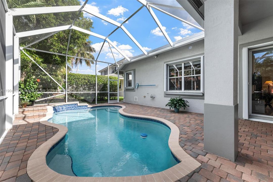 Под контрактом: $1,100,000 (4 спален, 2 ванн, 2674 Квадратных фут)