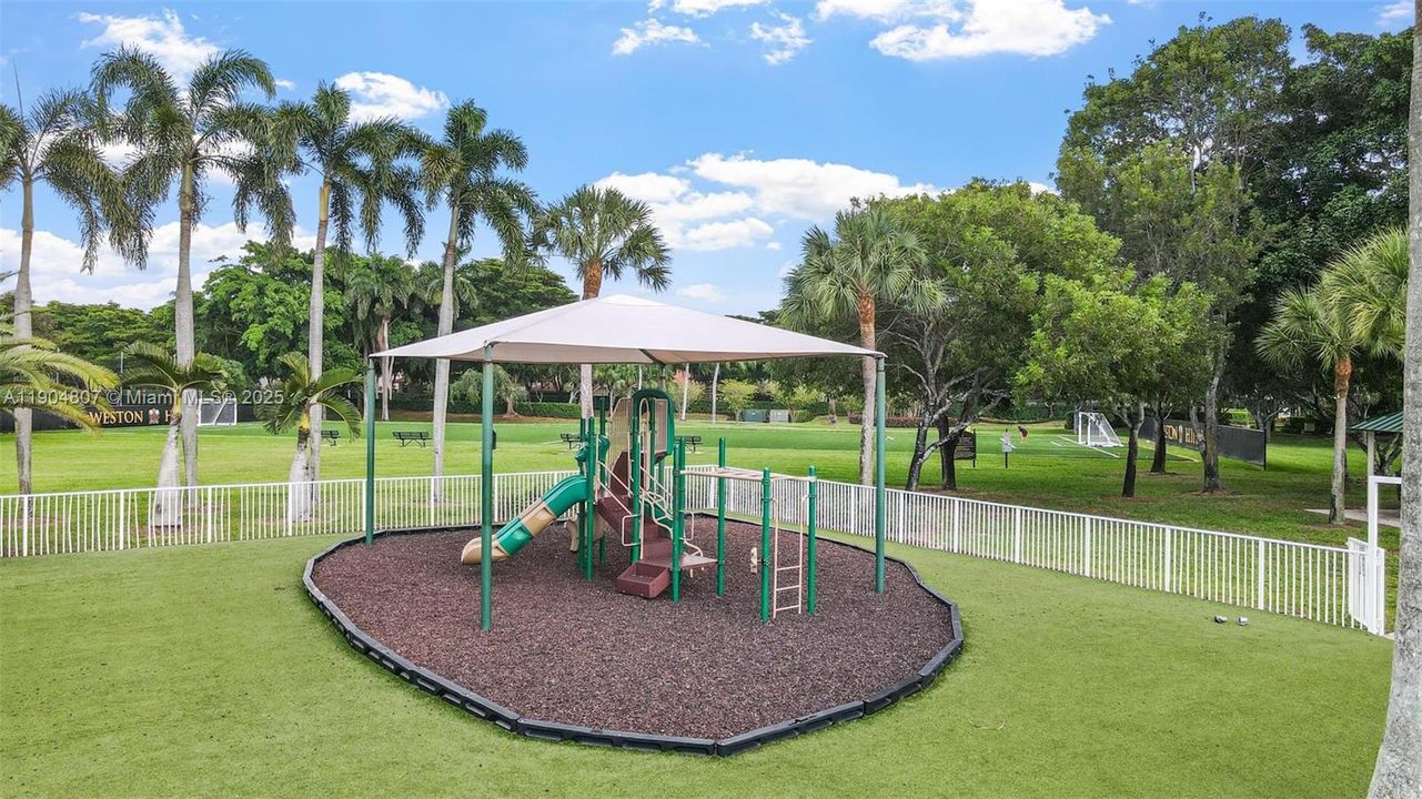 Под контрактом: $1,100,000 (4 спален, 2 ванн, 2674 Квадратных фут)