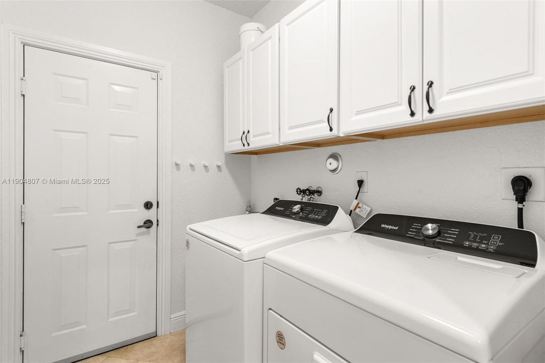 Под контрактом: $1,100,000 (4 спален, 2 ванн, 2674 Квадратных фут)