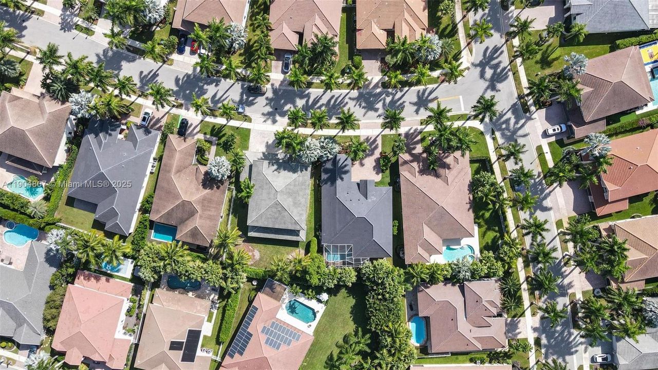 Под контрактом: $1,100,000 (4 спален, 2 ванн, 2674 Квадратных фут)