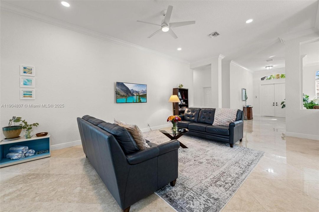 Под контрактом: $1,100,000 (4 спален, 2 ванн, 2674 Квадратных фут)