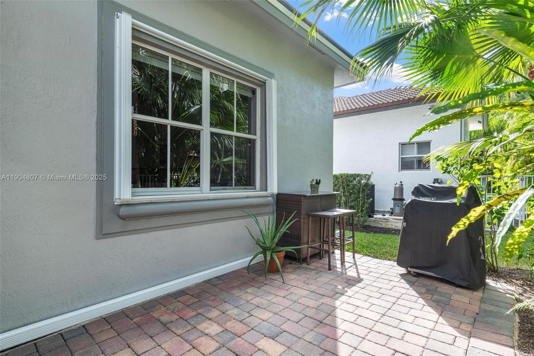 Под контрактом: $1,100,000 (4 спален, 2 ванн, 2674 Квадратных фут)