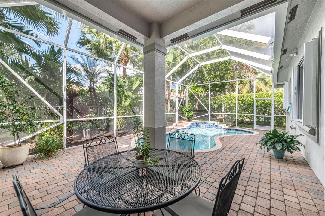 Под контрактом: $1,100,000 (4 спален, 2 ванн, 2674 Квадратных фут)