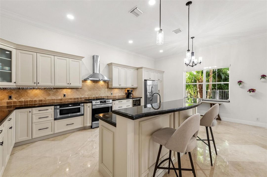 Под контрактом: $1,100,000 (4 спален, 2 ванн, 2674 Квадратных фут)