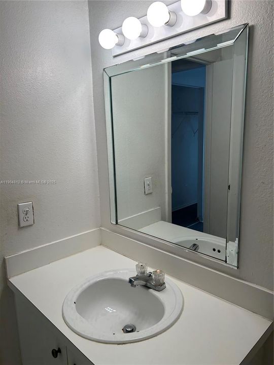 Active With Contract: $2,000 (2 beds, 2 baths, 1119 Square Feet)