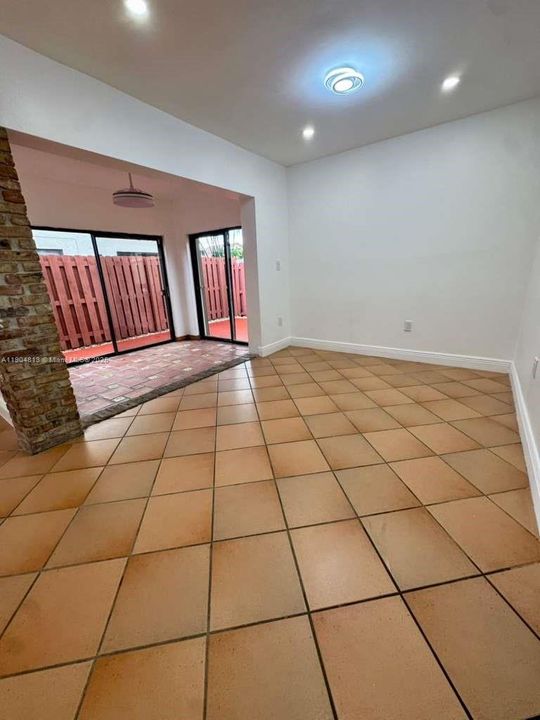 Под контрактом: $3,600 (3 спален, 2 ванн, 1277 Квадратных фут)