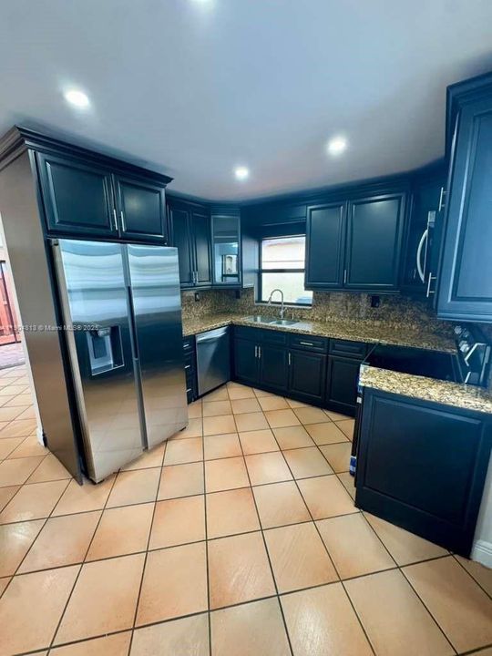 Под контрактом: $3,600 (3 спален, 2 ванн, 1277 Квадратных фут)