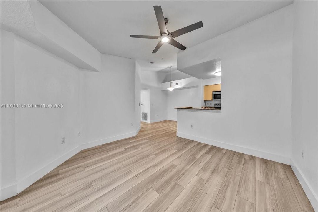 Recently Rented: $1,900 (1 beds, 1 baths, 800 Square Feet)