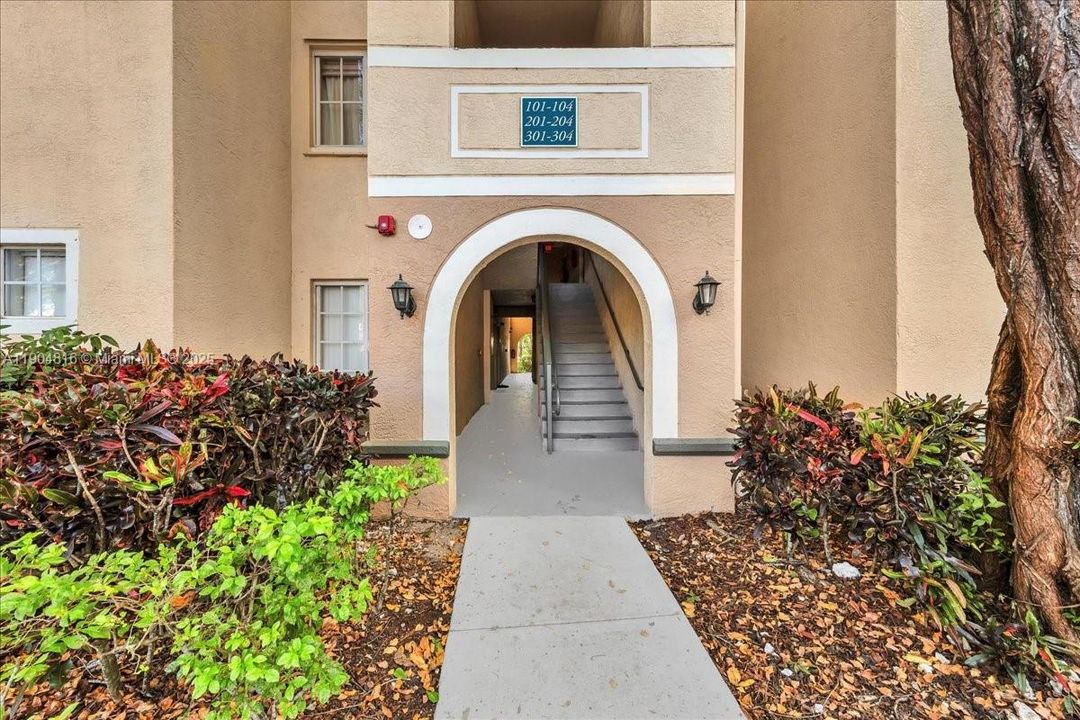 Recently Rented: $1,900 (1 beds, 1 baths, 800 Square Feet)