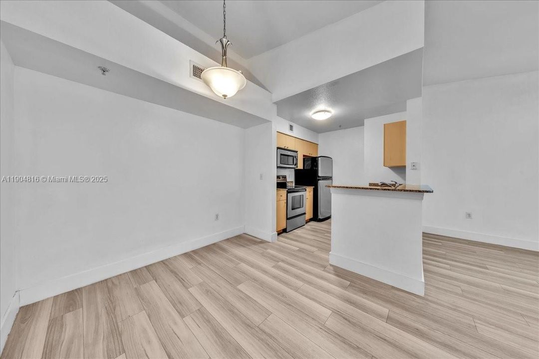 Recently Rented: $1,900 (1 beds, 1 baths, 800 Square Feet)