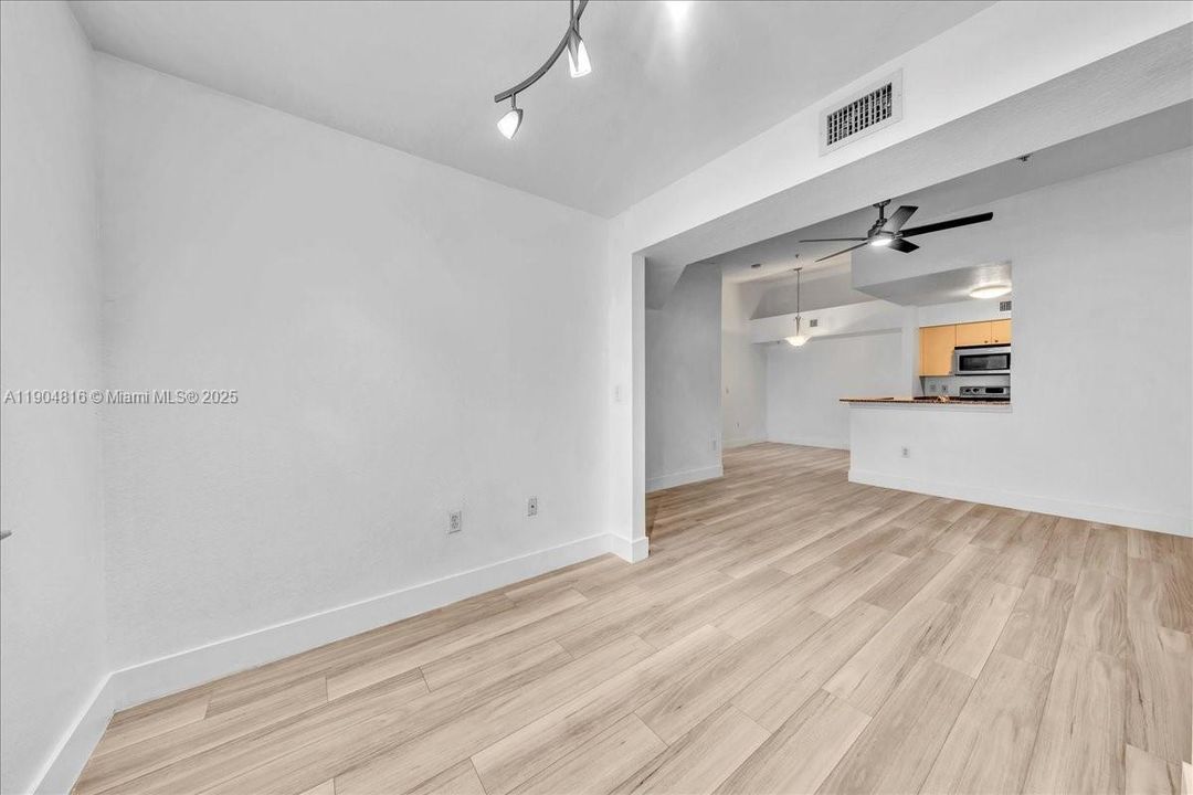 Recently Rented: $1,900 (1 beds, 1 baths, 800 Square Feet)