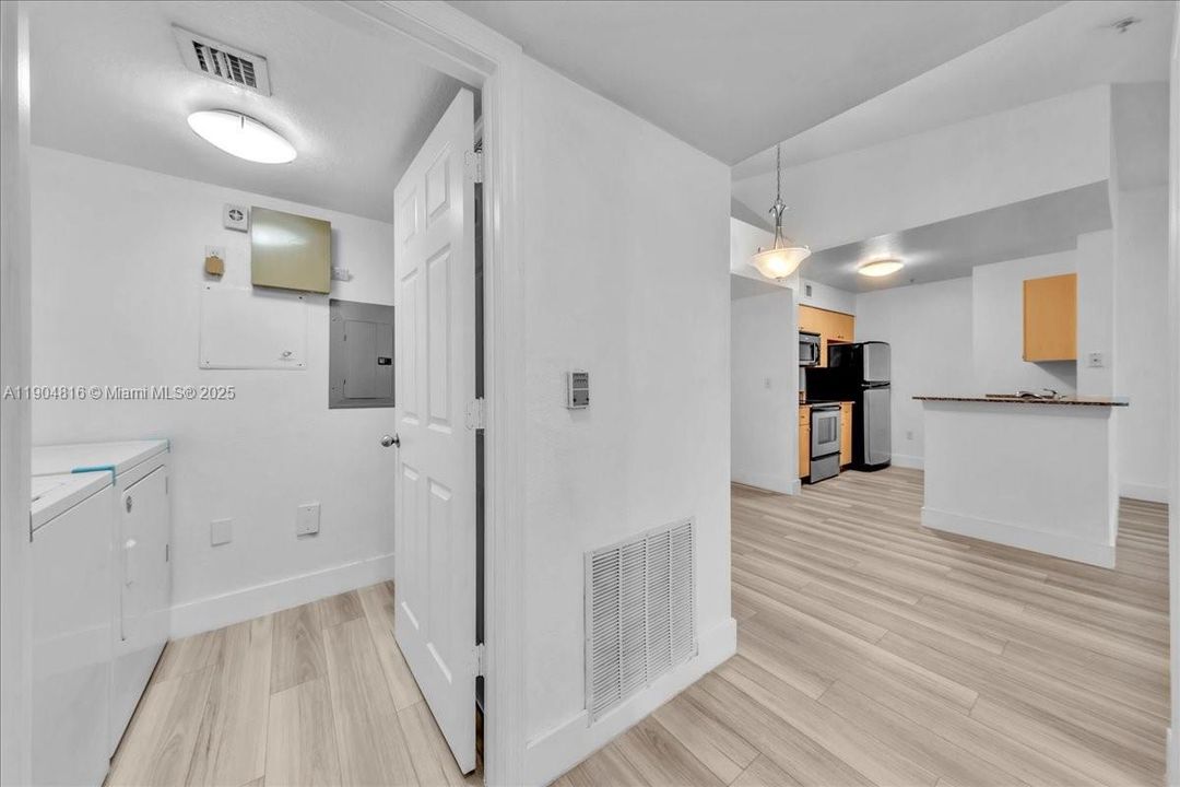 Recently Rented: $1,900 (1 beds, 1 baths, 800 Square Feet)