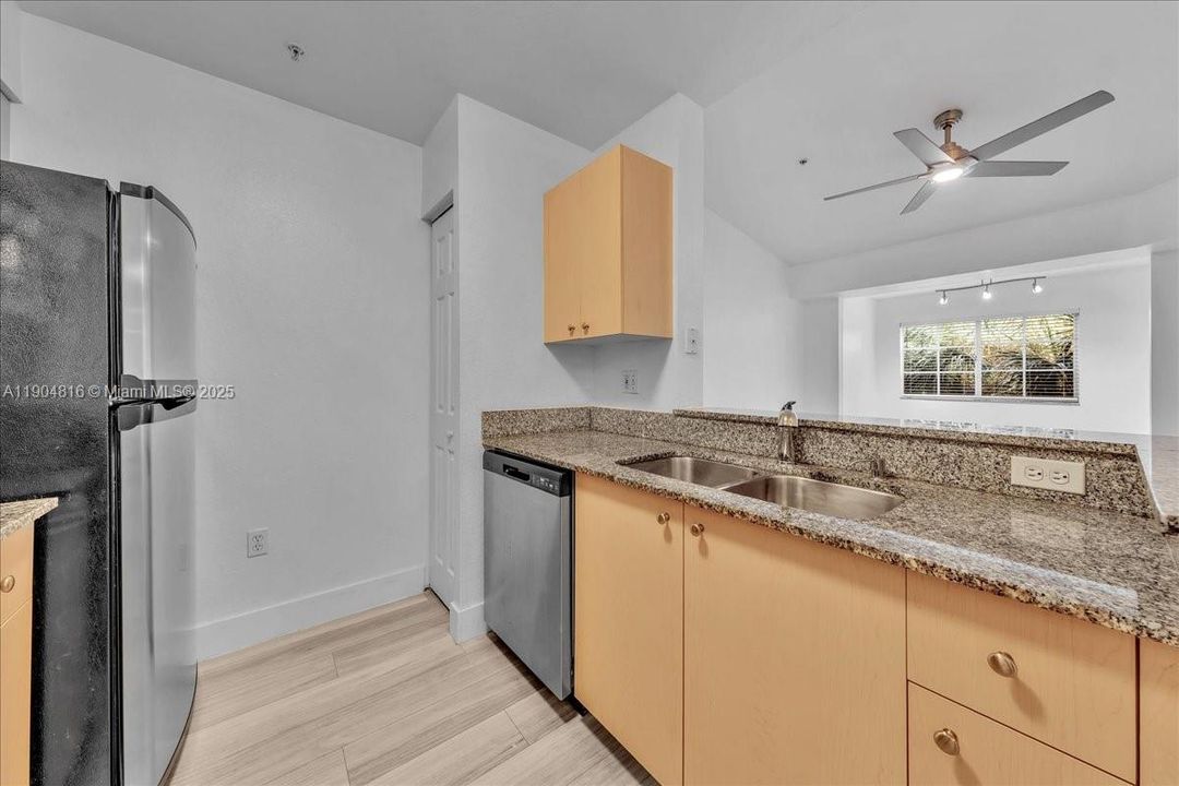 Recently Rented: $1,900 (1 beds, 1 baths, 800 Square Feet)