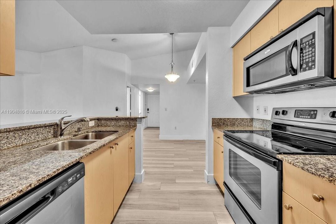 Recently Rented: $1,900 (1 beds, 1 baths, 800 Square Feet)