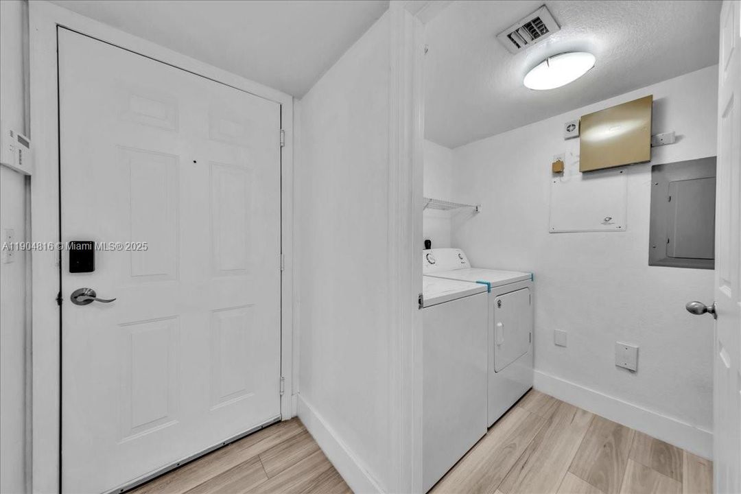 Recently Rented: $1,900 (1 beds, 1 baths, 800 Square Feet)