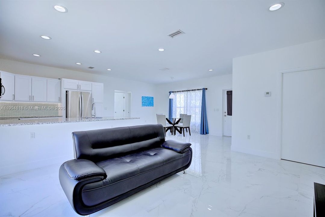 待售: $279,000 (3 贝兹, 2 浴室, 1359 平方英尺)