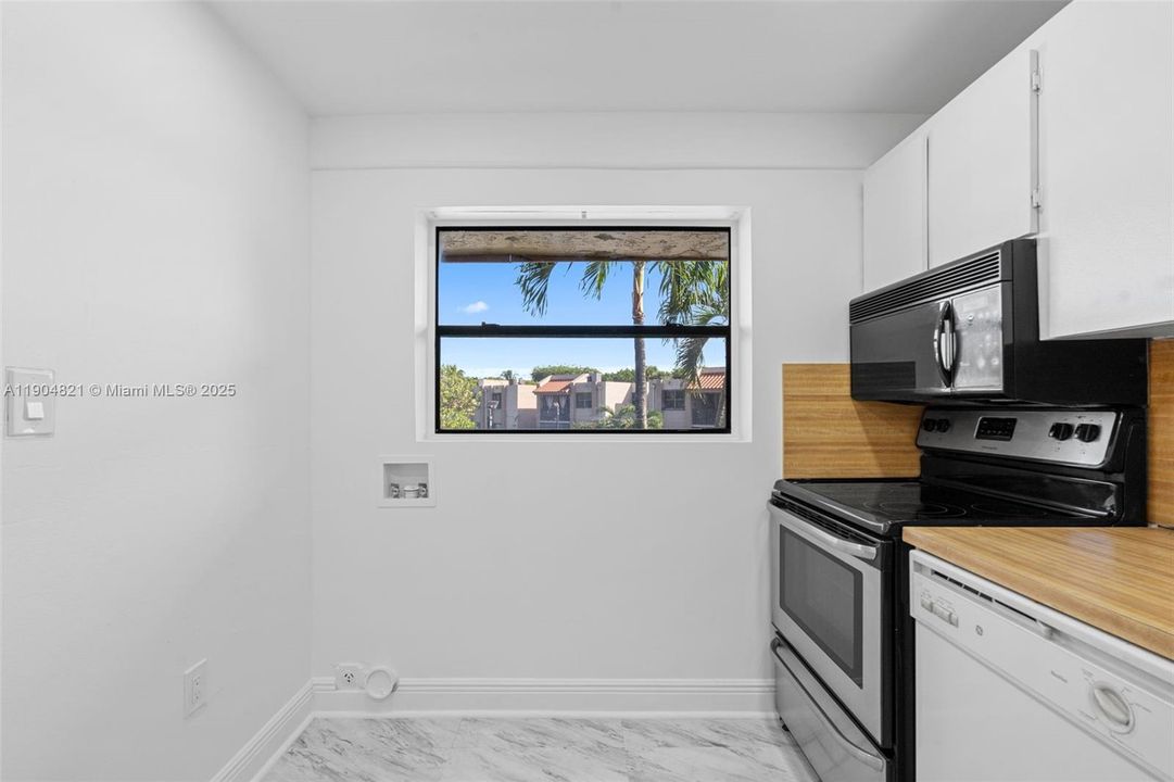 For Rent: $2,200 (2 beds, 1 baths, 891 Square Feet)