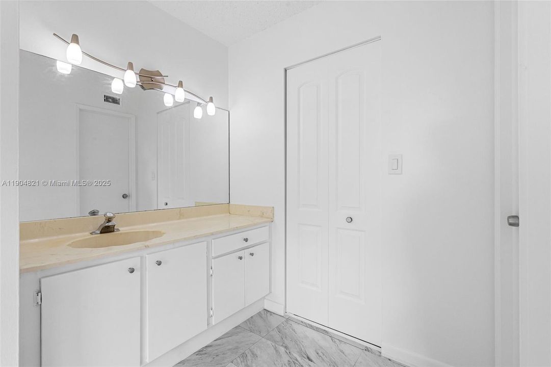 For Rent: $2,200 (2 beds, 1 baths, 891 Square Feet)