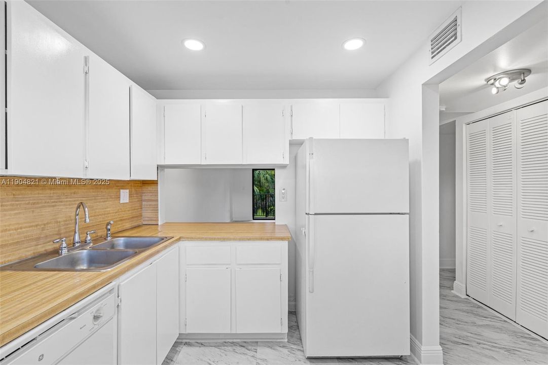 For Rent: $2,200 (2 beds, 1 baths, 891 Square Feet)