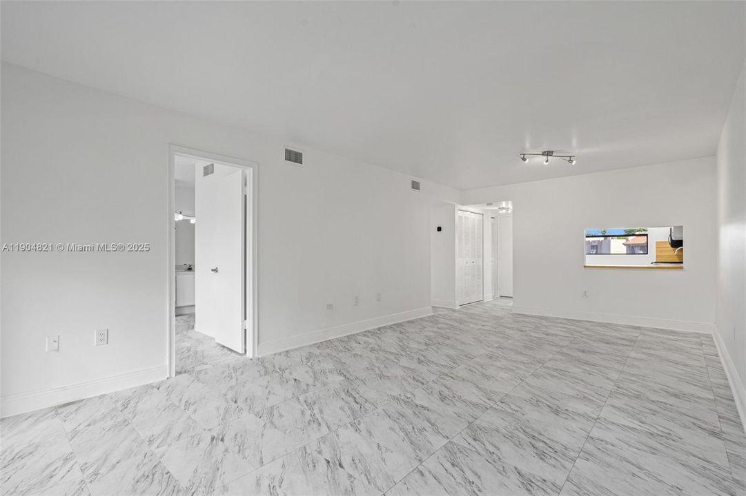 For Rent: $2,200 (2 beds, 1 baths, 891 Square Feet)