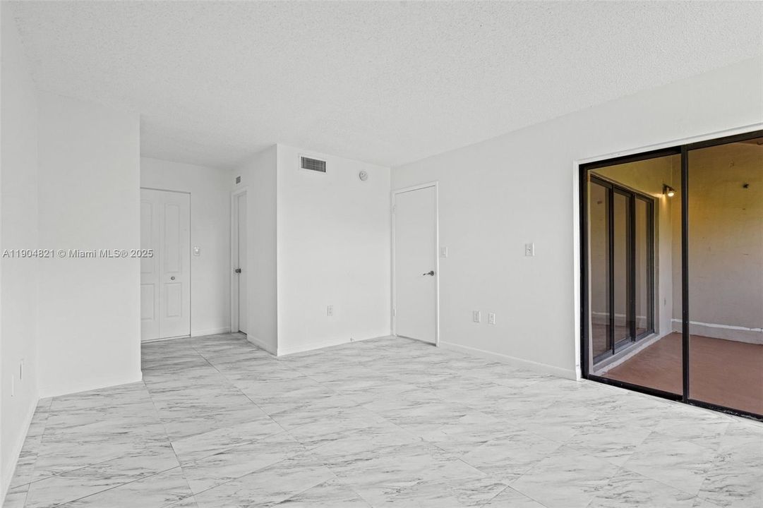 For Rent: $2,200 (2 beds, 1 baths, 891 Square Feet)