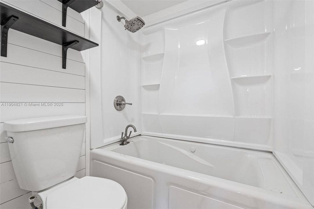 For Rent: $2,200 (2 beds, 1 baths, 891 Square Feet)