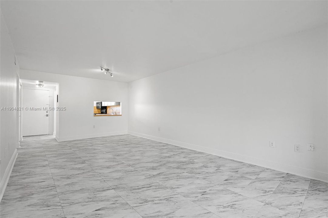 For Rent: $2,200 (2 beds, 1 baths, 891 Square Feet)