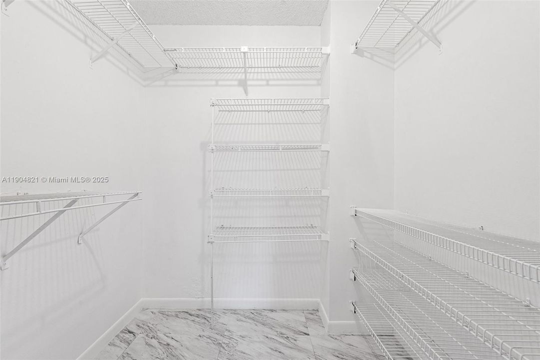 For Rent: $2,200 (2 beds, 1 baths, 891 Square Feet)