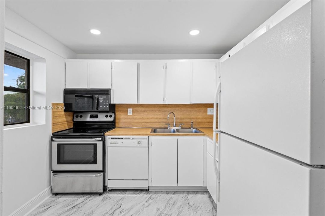 For Rent: $2,200 (2 beds, 1 baths, 891 Square Feet)