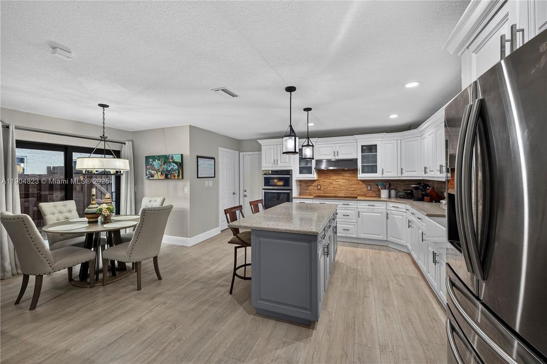 Под контрактом: $1,299,000 (4 спален, 3 ванн, 2555 Квадратных фут)