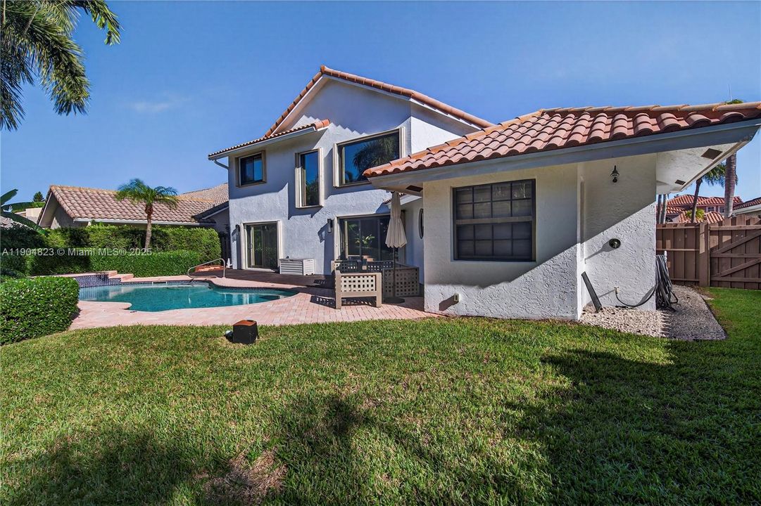 Под контрактом: $1,299,000 (4 спален, 3 ванн, 2555 Квадратных фут)