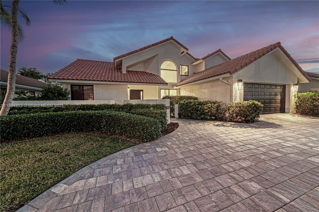 Под контрактом: $1,299,000 (4 спален, 3 ванн, 2555 Квадратных фут)